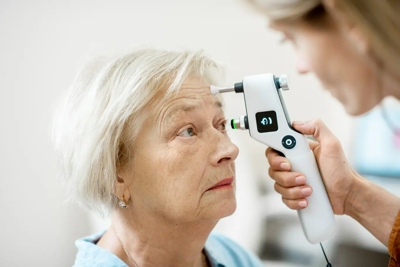 lekarka mierzy seniorce ciśnienie w oku
