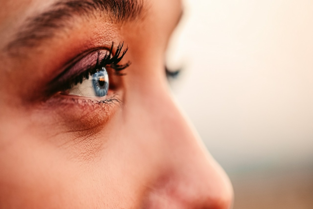 niebieskie oczy kobiety